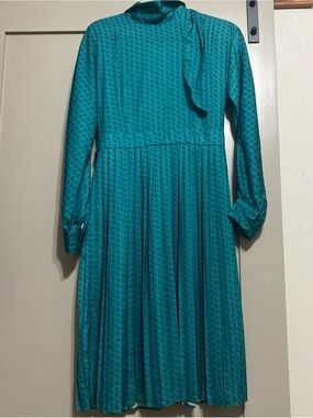 Emerald Green Long-Sleeve Pleated Midi Dress with Bow-neck
